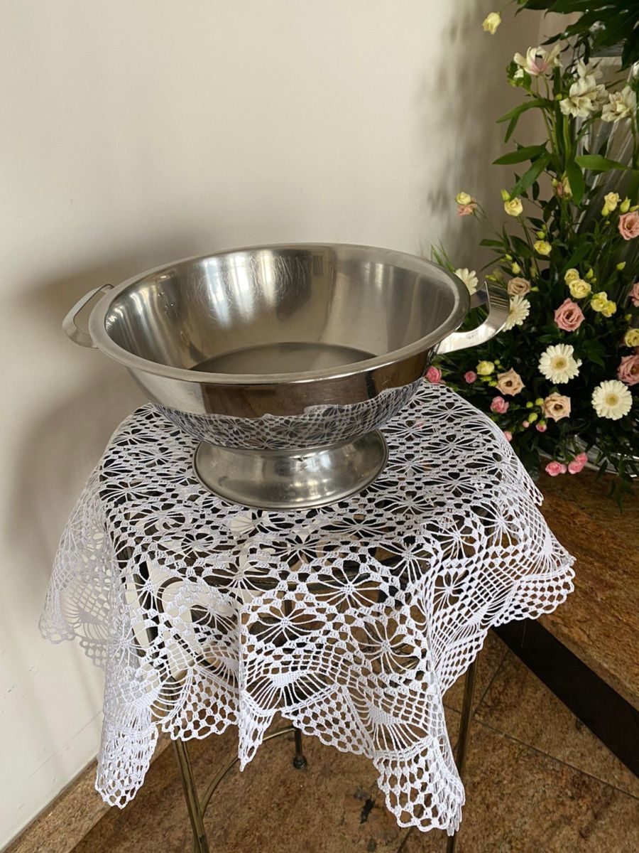 Przygotowana w kaplicy Domu na małym okrągłym stoliku woda do święcenia