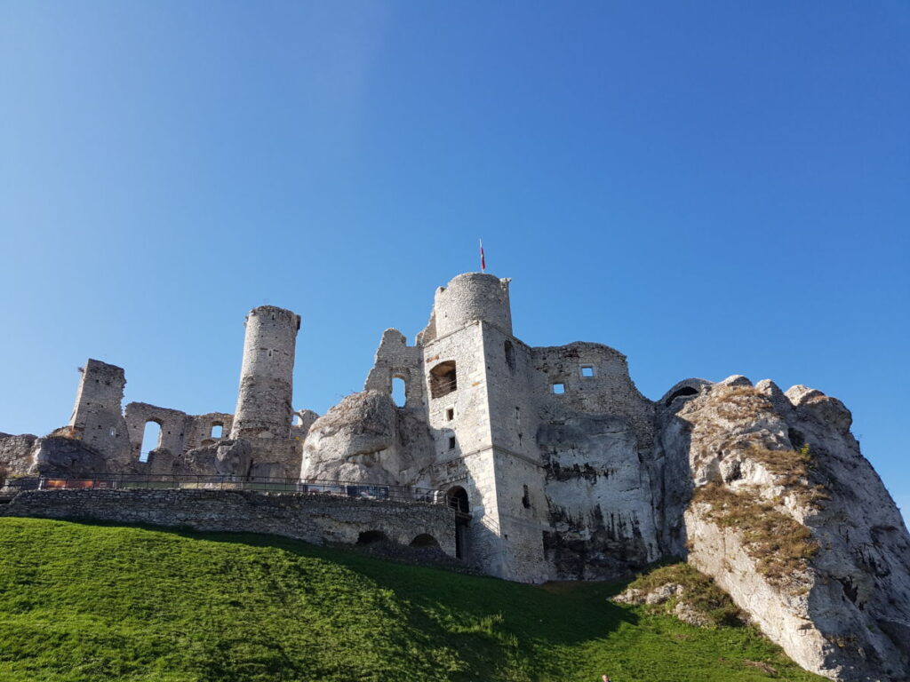Widok na ruiny zamku w Ogrodzieńcu na tle błękitnego nieba