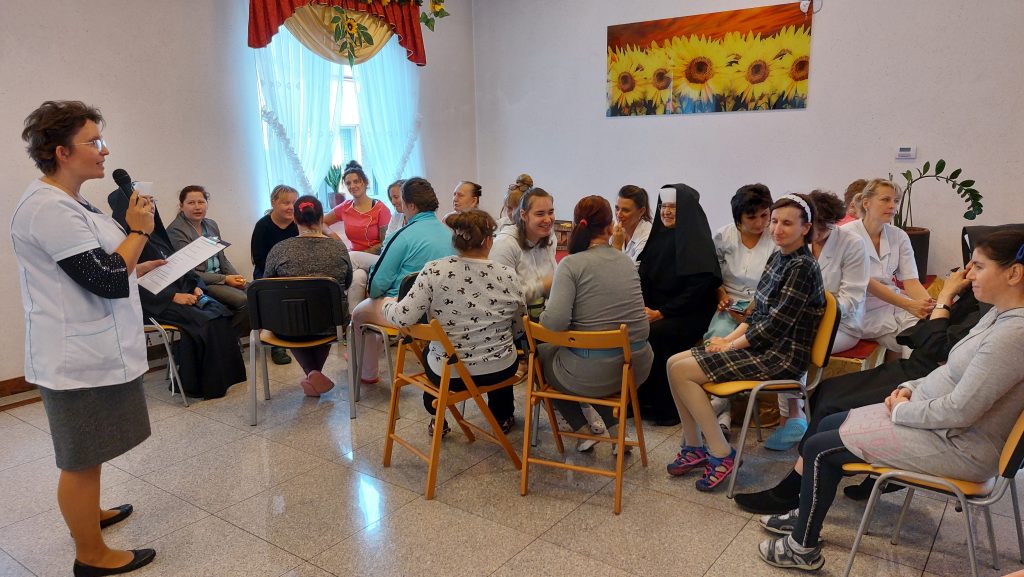 Wpólne zdjęcie Mieszkanek i pracowników podczas organizowanego quizu o bł. Siostrze Bernardynie.
