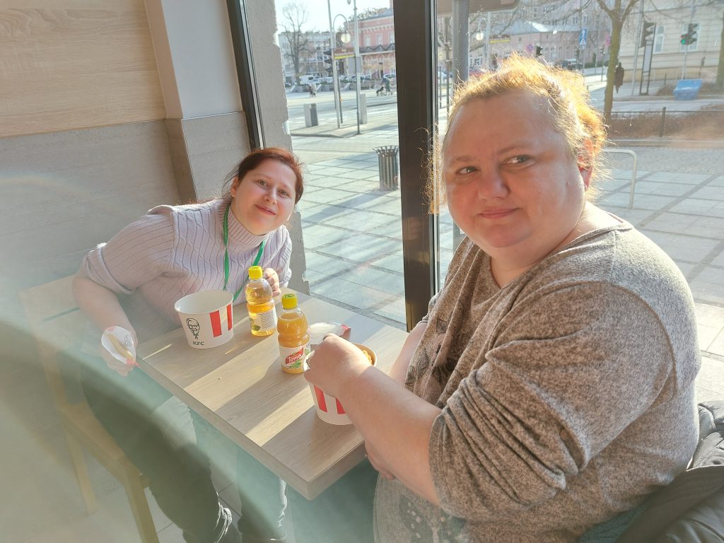 Dwie mieszkanki siedzące przy stoliku w restauracji KFC