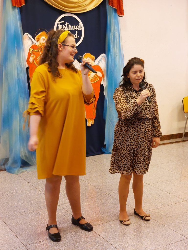 Dwie śpiewające mieszkanki podczas Festiwalu Kolęd na sali integracyjno - terapeutycznej