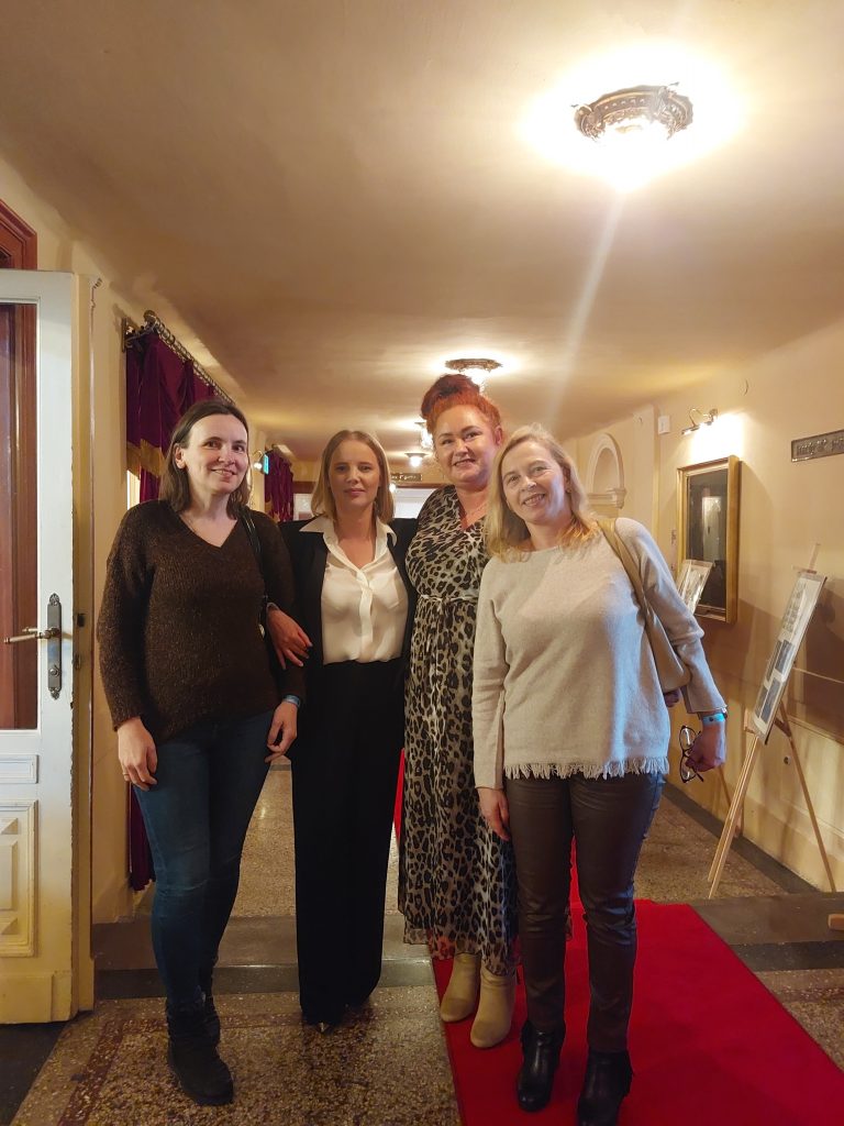 Wspólne zdjęcie czterech kobiet w korytarzu teatru - trzech osób odpowiedzialnych za zespół Michalinki wraz z aktorką panią Joanną Kulig 