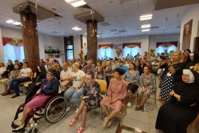 Obrazek dekoracyjny wpisu: Spotkanie Integracyjne - XII Zjazd Rodzin i Przyjaciół pod hasłem: 'Zbliżamy się do setki...'